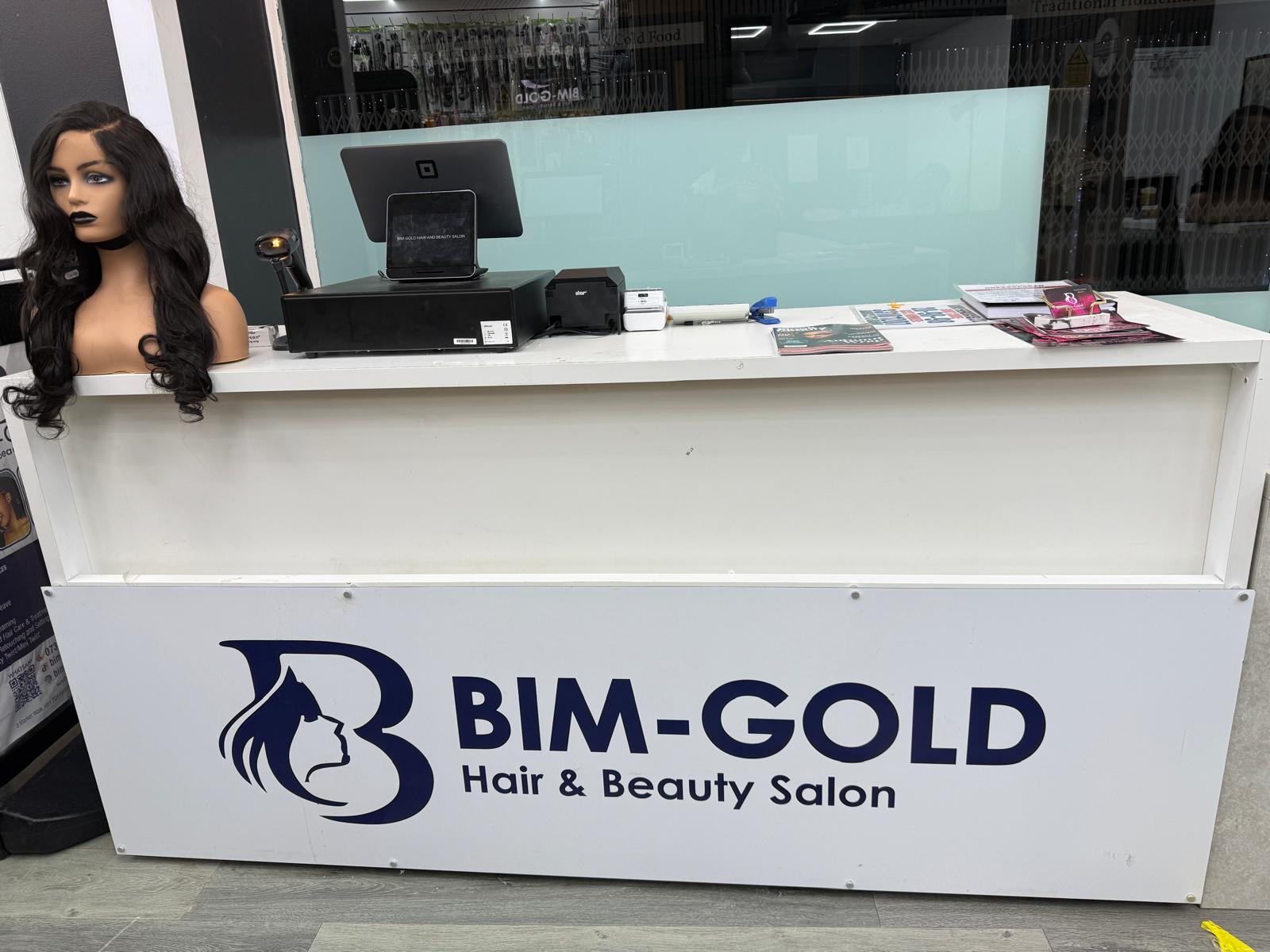 A styling chair and lit mirror in the BIM-GOLD salon